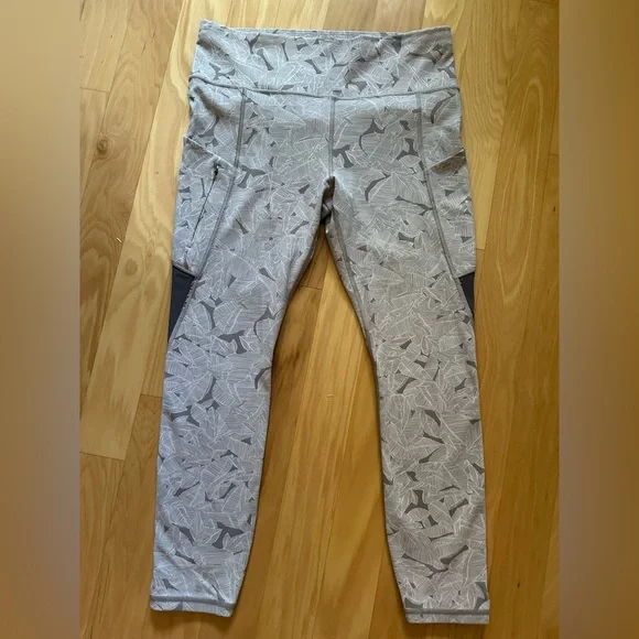 Athleta Large 25” length leggings with dual color. - Picture 1 of 7